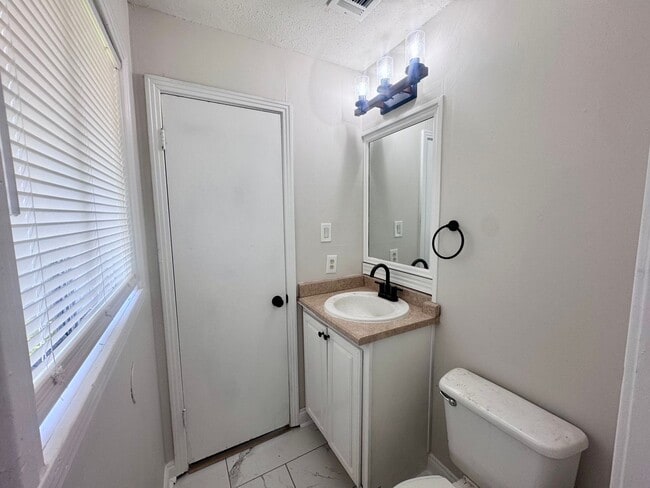 Building Photo - 104 Gayden St