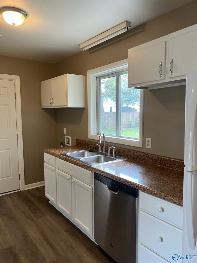 Building Photo - 1002 Lowell Dr SE