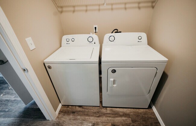 Building Photo - 593 E Melton Rd