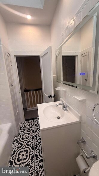 Building Photo - 2148 S Lambert St