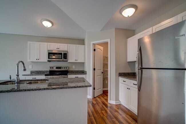 Building Photo - Lovely 3 BR, 2 BA Ranch Home, 2 Car Garage...