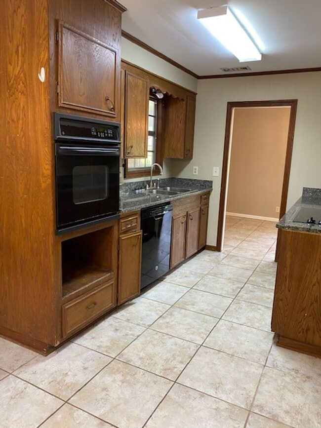 Building Photo - Spacious 3 bed 2 bath home in Town and Country Subdivision