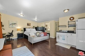 Building Photo - 7659 Lindley Ave