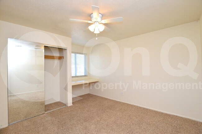 Building Photo - 5019 E Laurel Ln