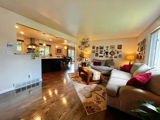 Building Photo - Remodeled 4 Bedroom 2 Bathroom Home in Fort Collins!