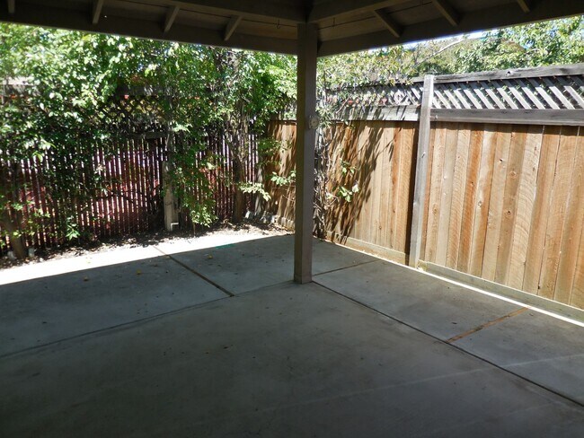 Building Photo - Spacious 2-Bedroom, 2-Bath Single-Story Du...