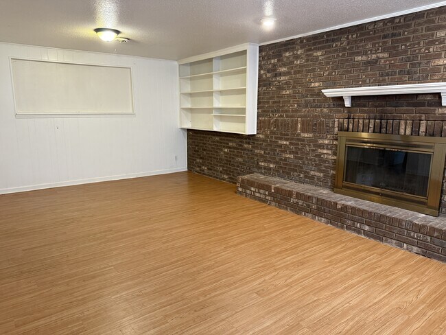 Building Photo - 423 Kendall Rd