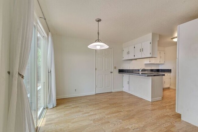 Building Photo - Freshly Updated 3-Bedroom Home with Fenced Backyard in Forest Grove!