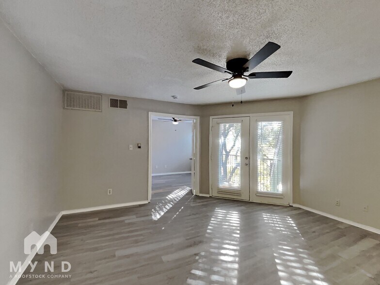 Building Photo - 9823 Walnut St