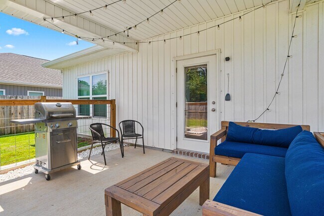 Building Photo - 6686 Sun Tree Cir