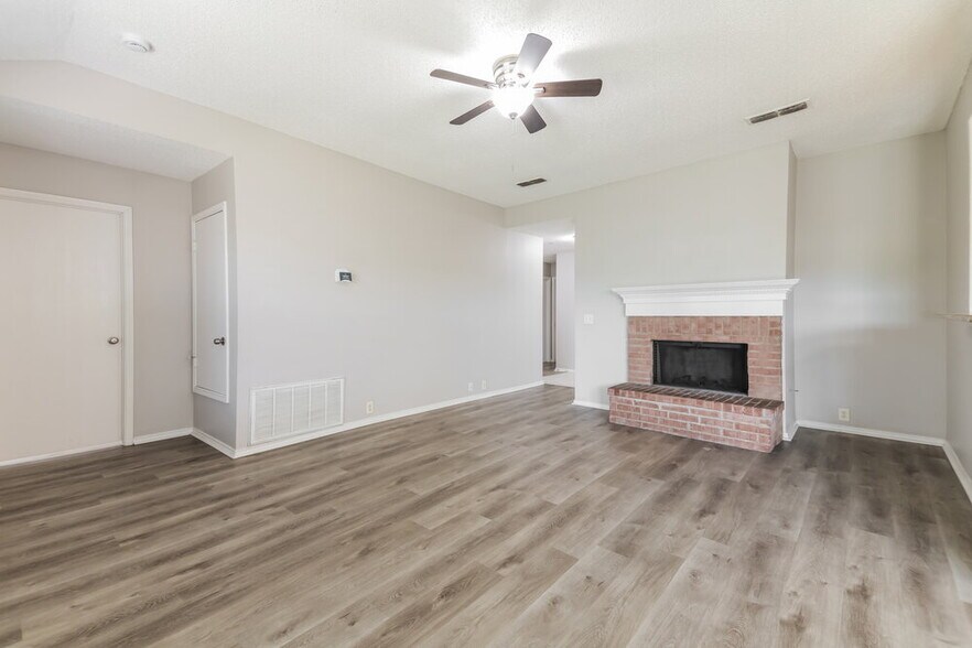 Building Photo - 1009 Springcreek Dr