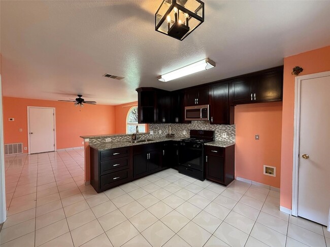 Building Photo - 5005 Daymon Ct