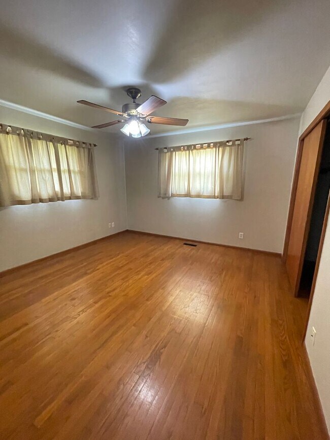Building Photo - SINGLE FAMILY HOME - Fenced yard
