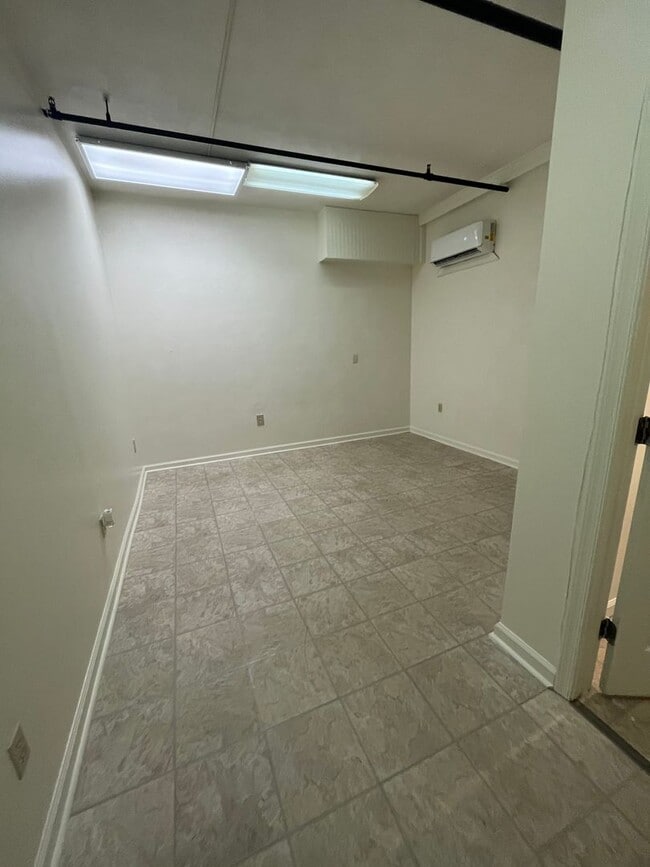 Building Photo - 106 Collegiate Ct