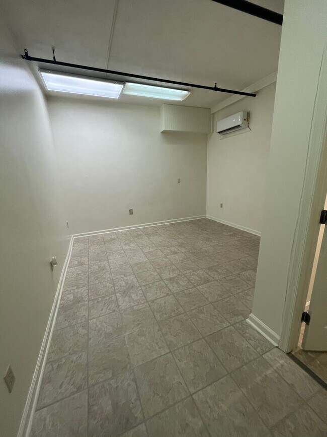 Building Photo - Prime location 2 Bedroom 1 Bath with Den D...
