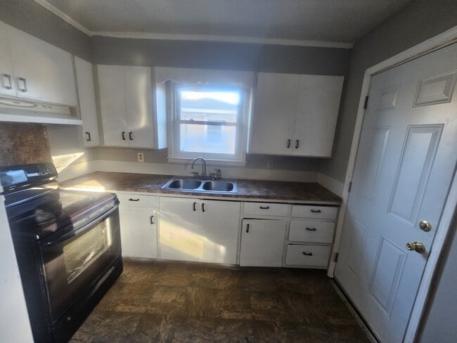 Building Photo - 307 Best St