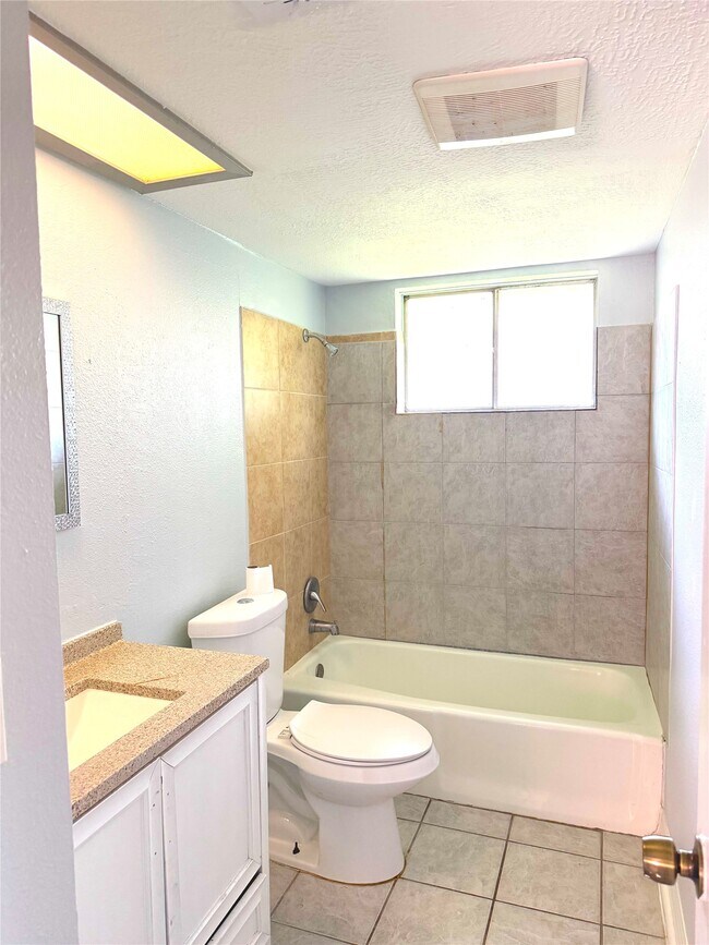 Building Photo - 954 Crestbrook Dr