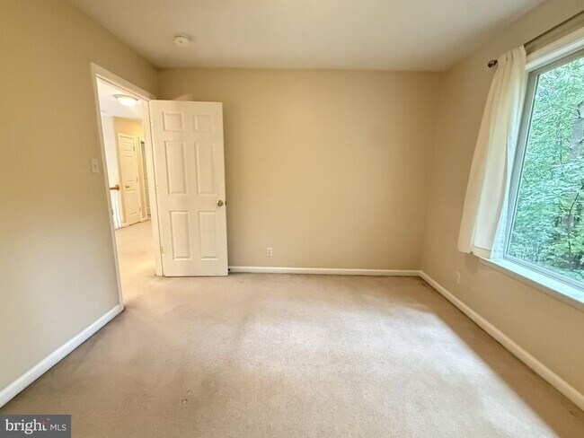 Building Photo - 1234 Lakeview Dr