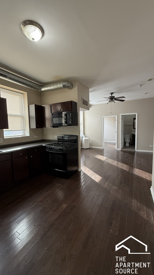 Primary Photo - 1919 S Racine Ave