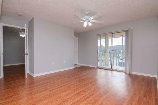 Building Photo - Remodeled 2 Bedroom 2 Bathroom w/ Master Ensuite Walk In Shower