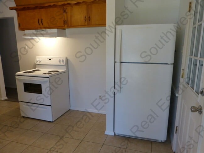 Building Photo - Charming 3 bedroom home