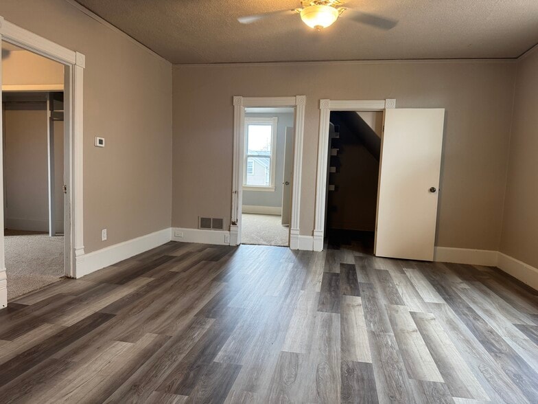 Living room with closet - 1413 Jefferson Ave