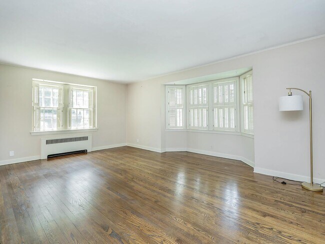 Building Photo - 221 Manhasset Ave