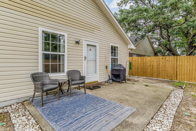 Building Photo - Welcome to this radiant and exquisite home, perfectly situated in a central location!