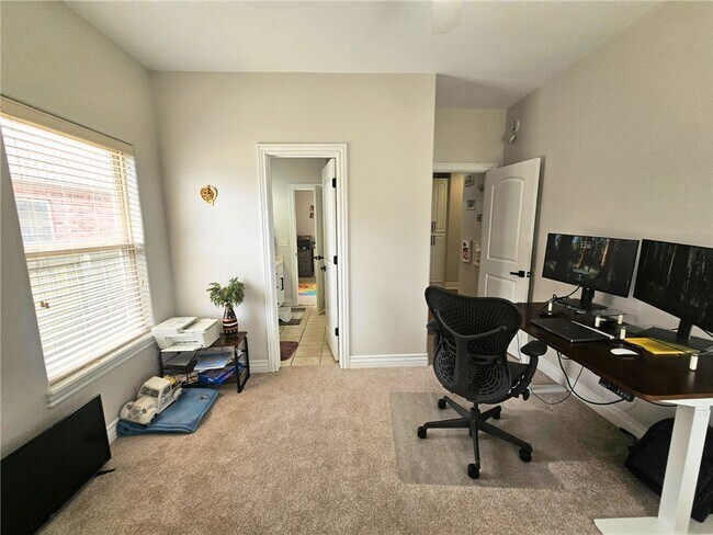 Building Photo - 3803 SW Kite Dr