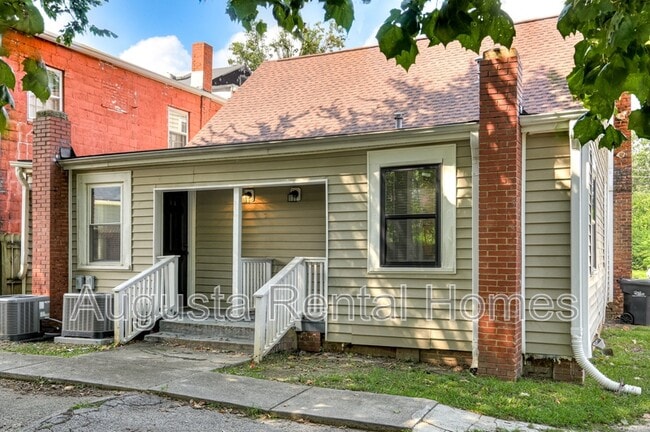 Building Photo - 262 Walker St