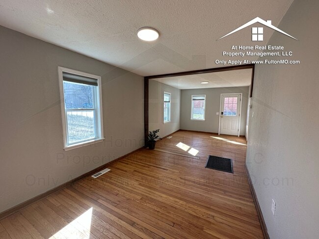 Building Photo - 1209 E Ash St