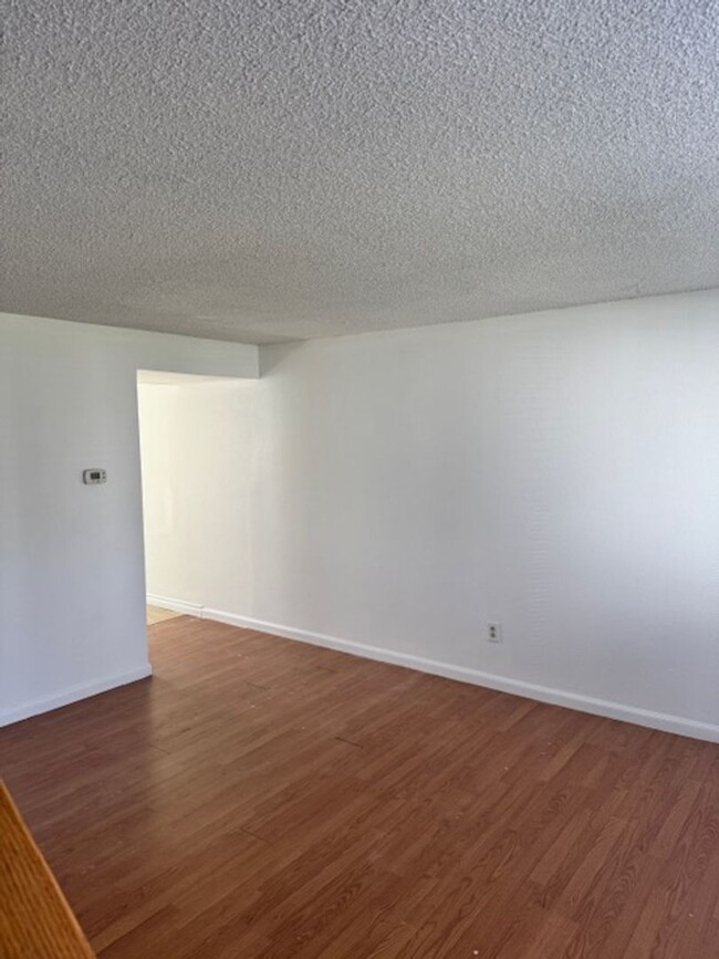 Building Photo - 2 BEDROOM TOWNHOME NEAR NORTH MEDFORD HIGH...