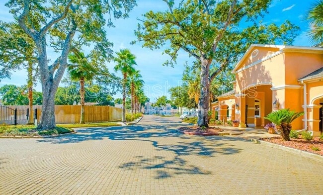 Building Photo - 2252 Beach Dr