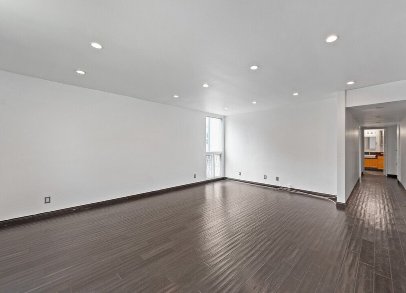 Building Photo - 5650 Cambridge Way