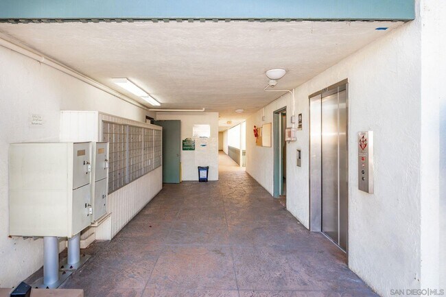 Building Photo - Perfectly located 2 bed, 2 bath condo in San Diego's Bay Ho area