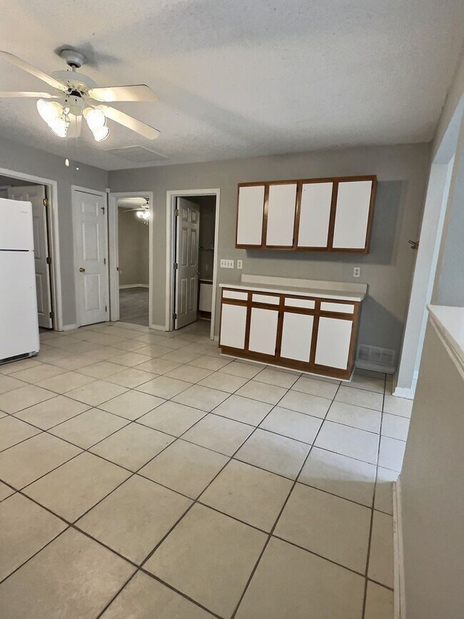 Building Photo - 8100-8104 Exchange St