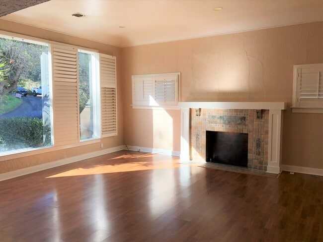 Building Photo - 507 E Cypress St