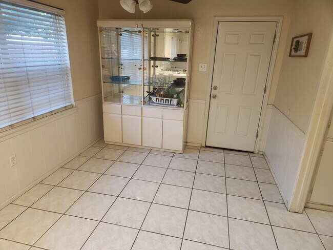 Building Photo - 3821 E Everglade Ave