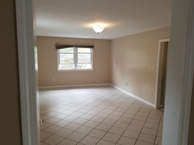 Building Photo - 85 Pond St