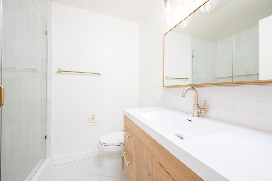 Full Bathroom - 680 Morro St