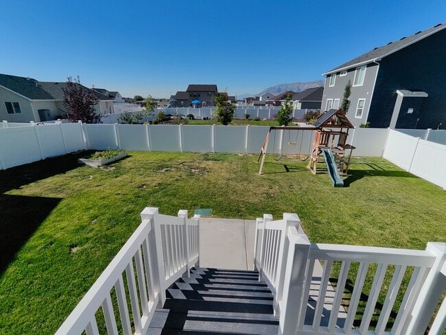 Building Photo - Spacious 4 bed/2.5 bath Home!