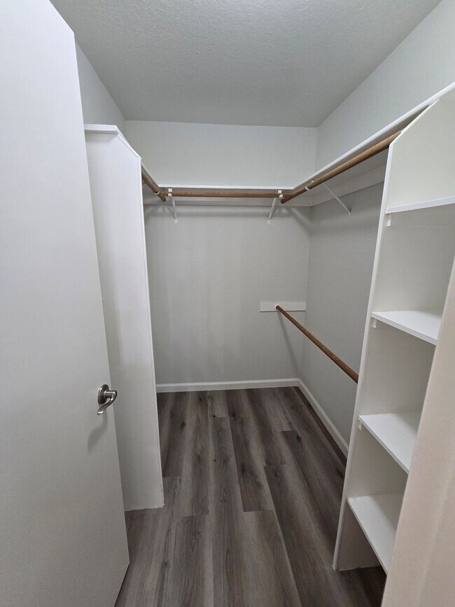 Building Photo - Remodeled Lower Level Condo in Oakland, CA...