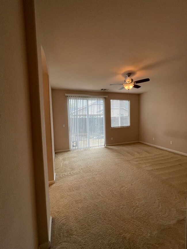 Building Photo - This charming 3/bed 2/bath welcomes you home.