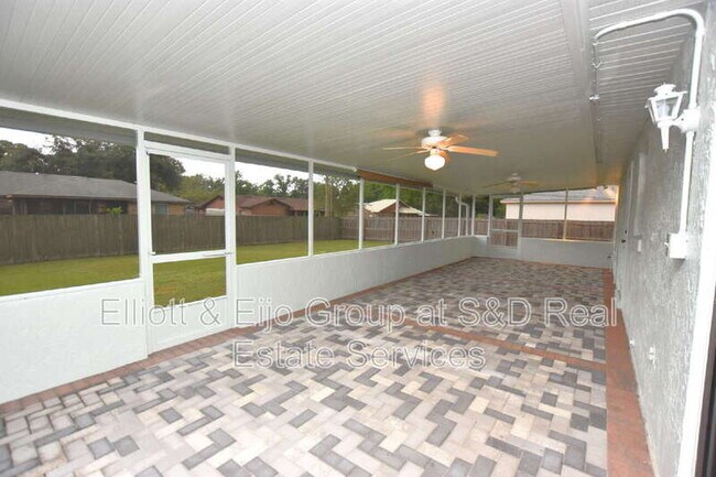 Building Photo - 2220 Maple Hill Ct