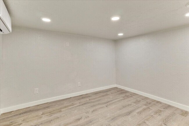 Building Photo - 672 S 200 W