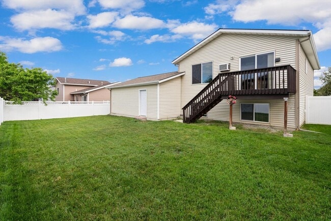 Building Photo - Amazing 3 Bedroom/2 Bath Bi-Level Home for Rent