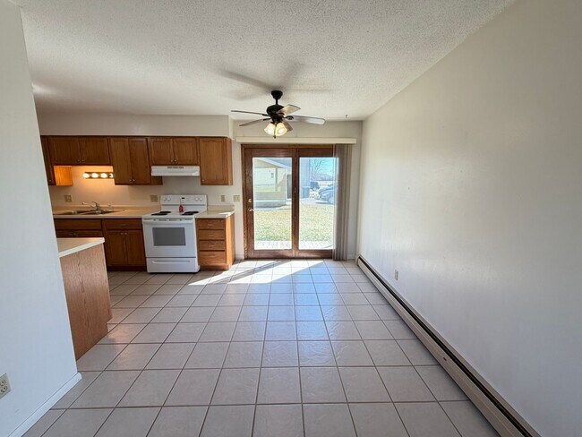 Building Photo - AVAILABLE MAY - Large 2 Bedroom Apartment!