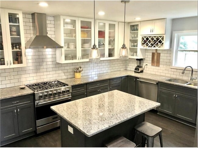 Building Photo - 2783 Meadowview Dr SE