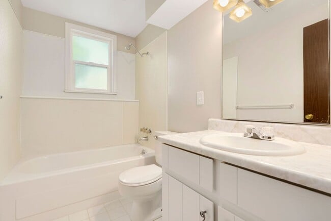 Building Photo - 1848 Marlborough Ct