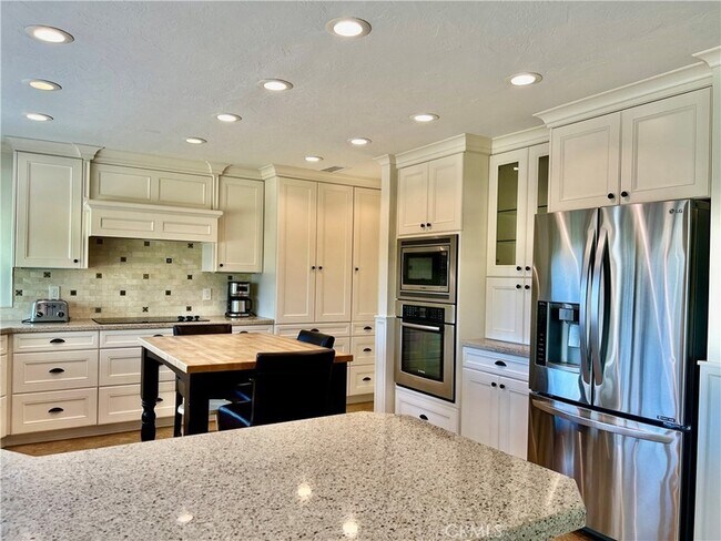 Building Photo - 24822 Via San Fernando